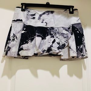 Lululemon Skirt - black and white pattern